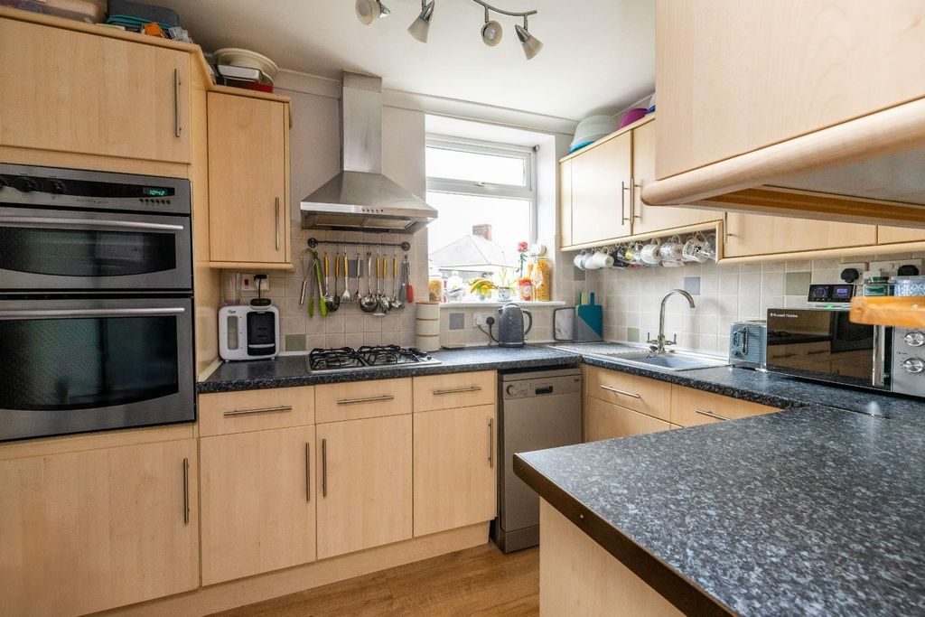 Property photo 3 of 16 Kitchen