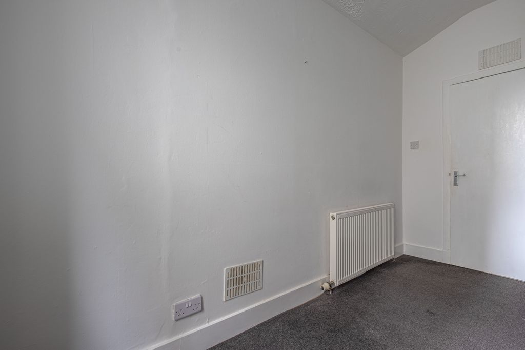 Property photo 3 of 9 Livingangle2