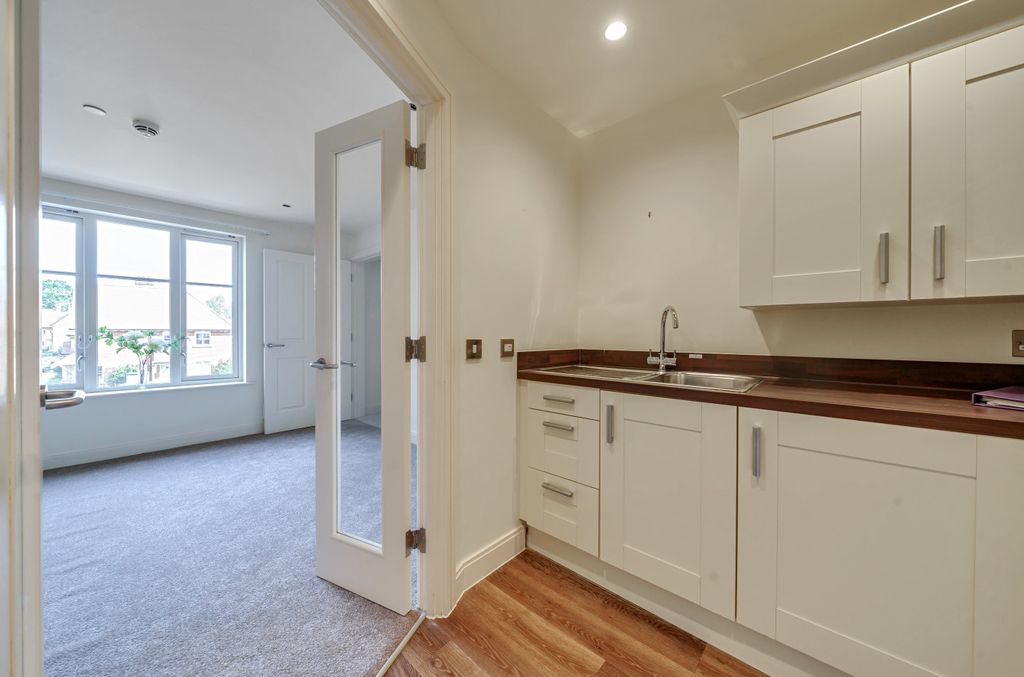 Property photo 3 of 10 Kitchen