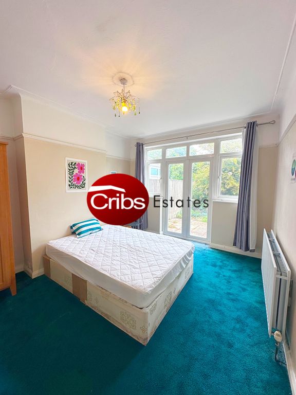 Property photo 1 of 9 Double Room To Rent In New Malden