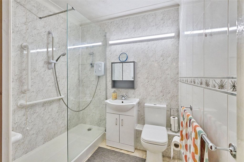 Property photo 3 of 11 Bathroom