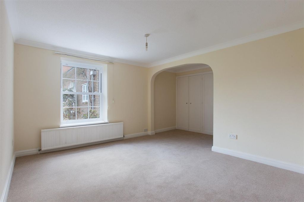 Property photo 2 of 17 156 The Close (13).Jpg