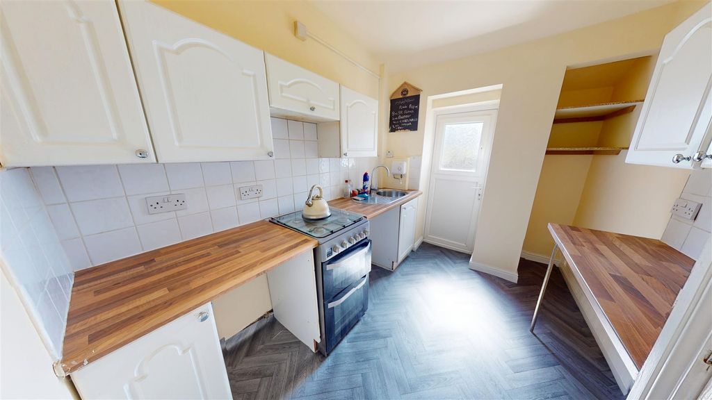 Property photo 3 of 8 Kitchen