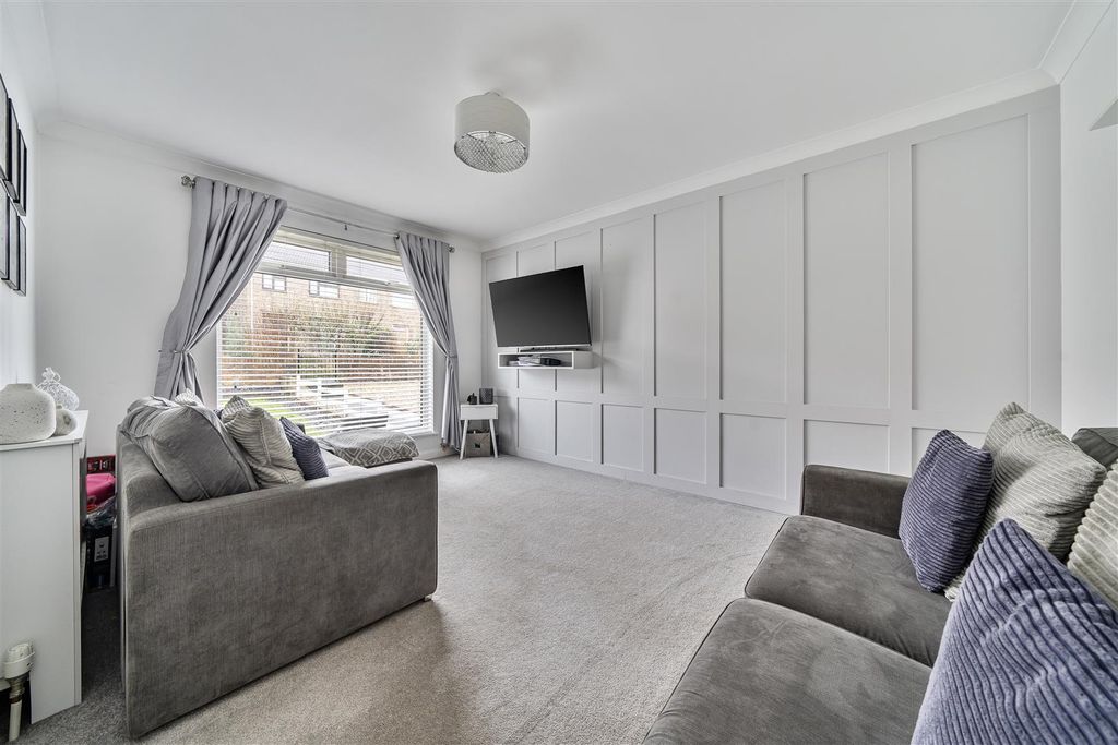 Property photo 3 of 19 Lounge