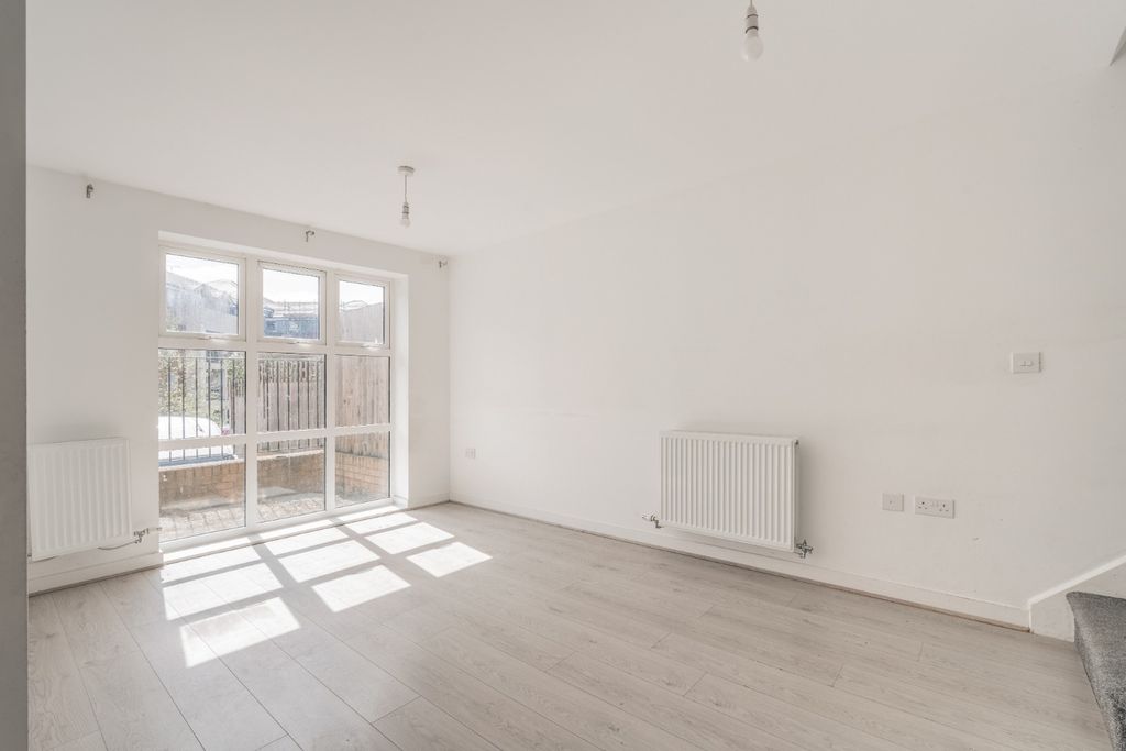 Property photo 2 of 17 5075112