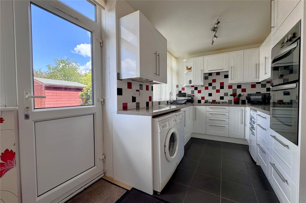 Property photo 2 of 10 Kitchen