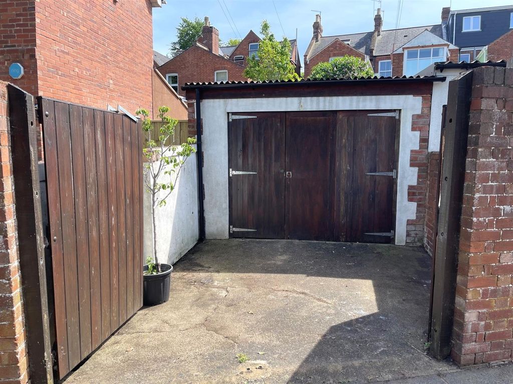Property photo 3 of 33 Garage & Parking Space