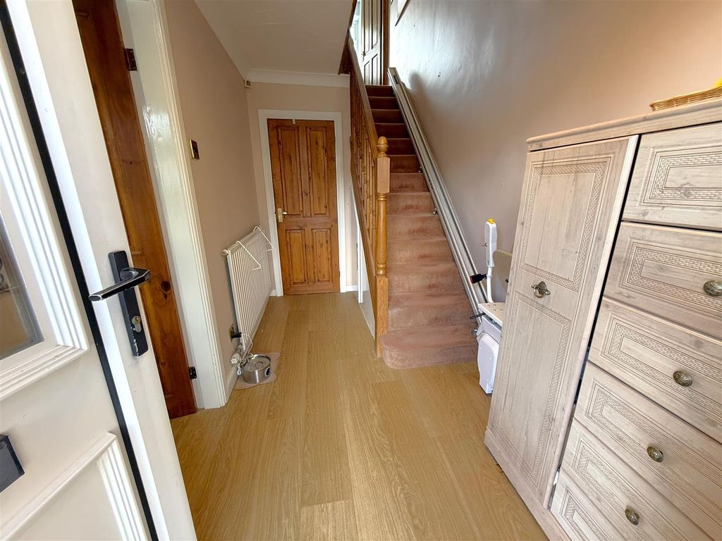 Property photo 3 of 20 Entrance Hall.Jpg