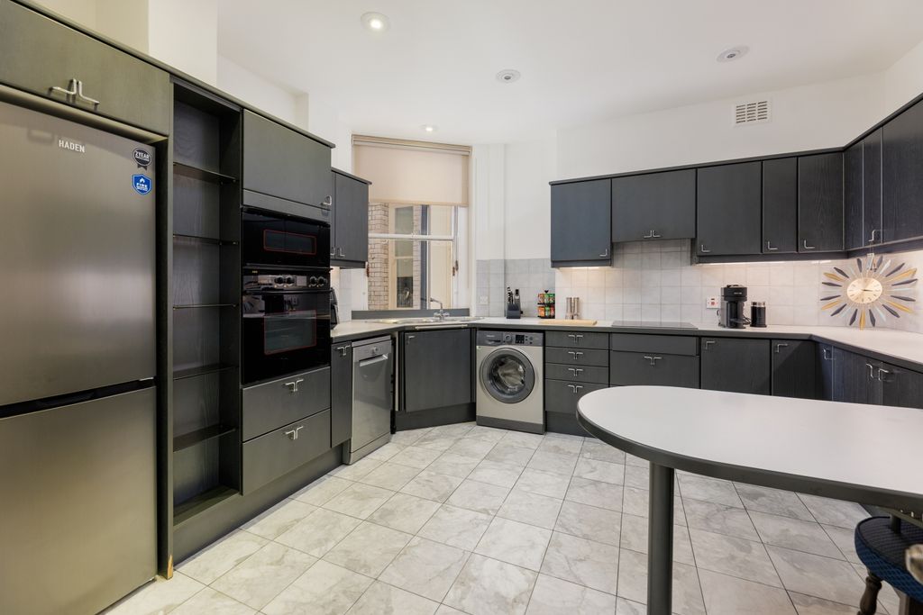 Property photo 3 of 11 Ashley Gardens 110 Kitchen
