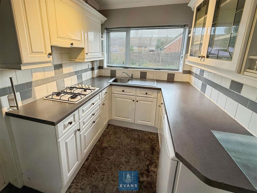 Property photo 3 of 10 Kitchen