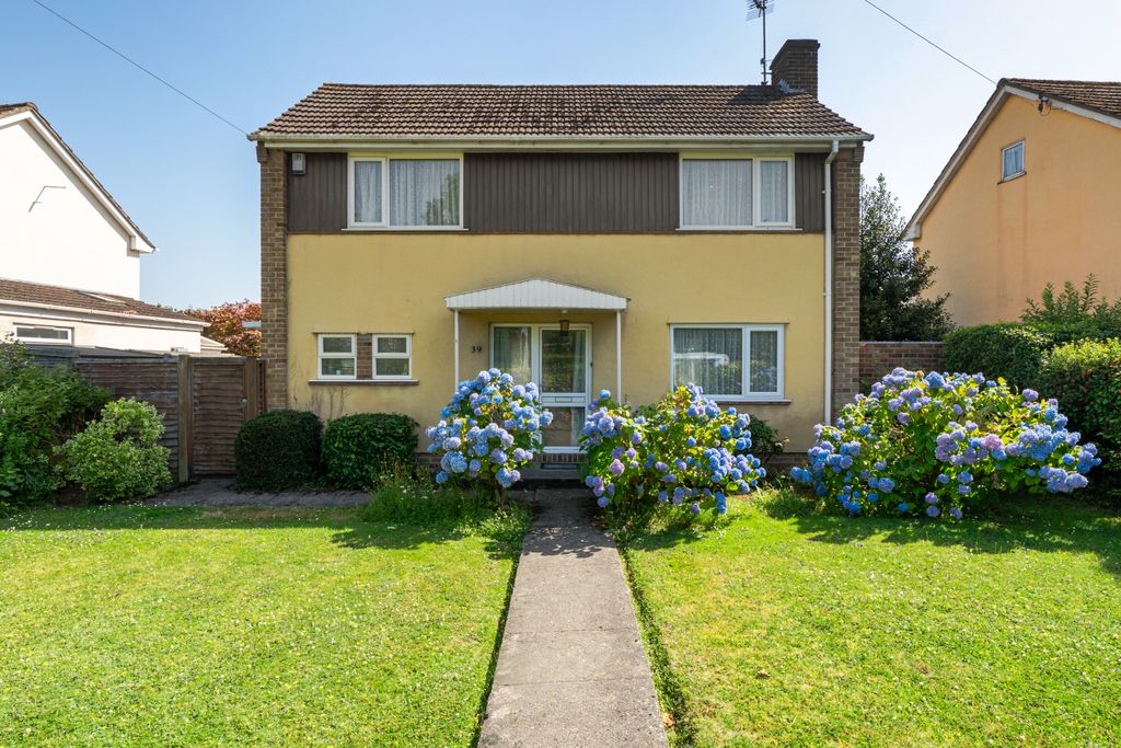Property photo 1 of 18 .