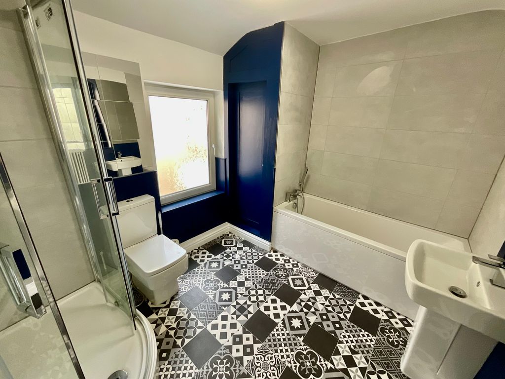 Property photo 3 of 18 Bathroom