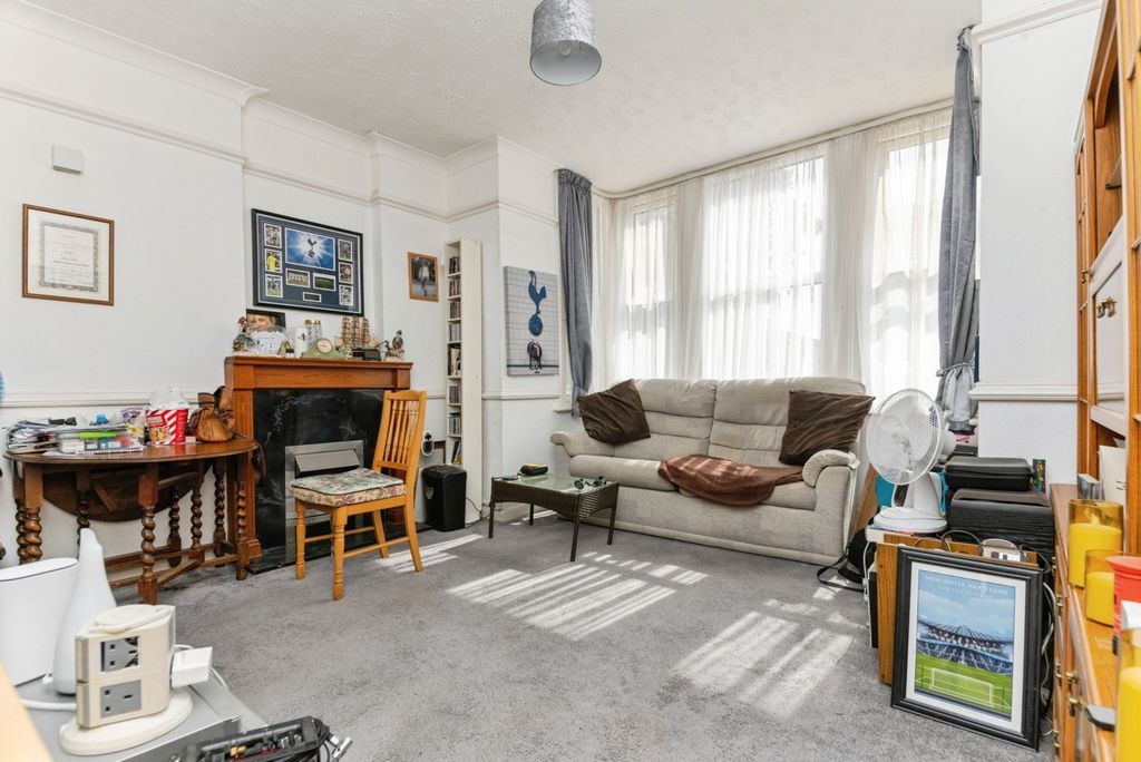 Property photo 3 of 11 Living Room