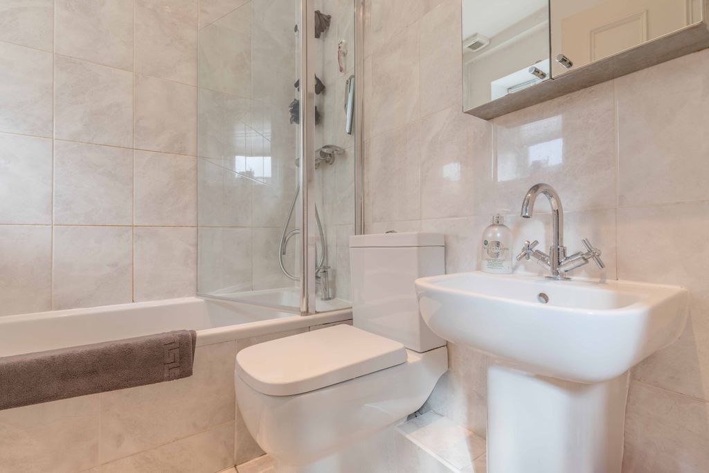 Property photo 2 of 10 Bathroom