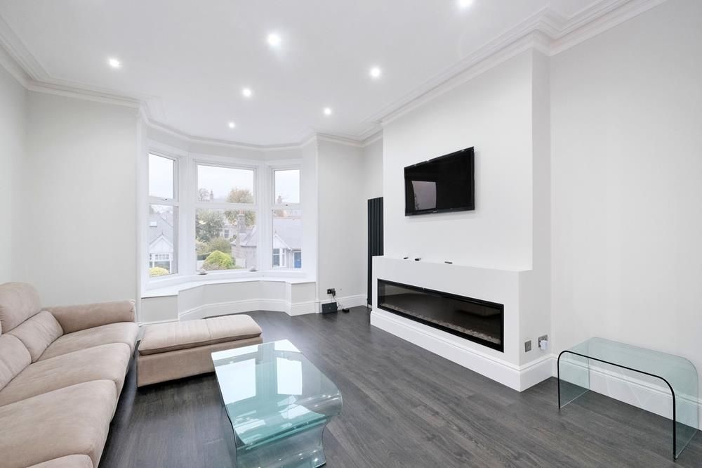 Property photo 1 of 18 Lounge 2