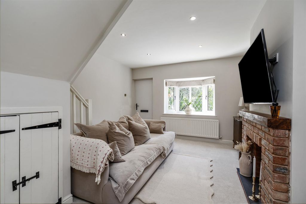 Property photo 3 of 12 1573A Warwick Road_1.Jpg