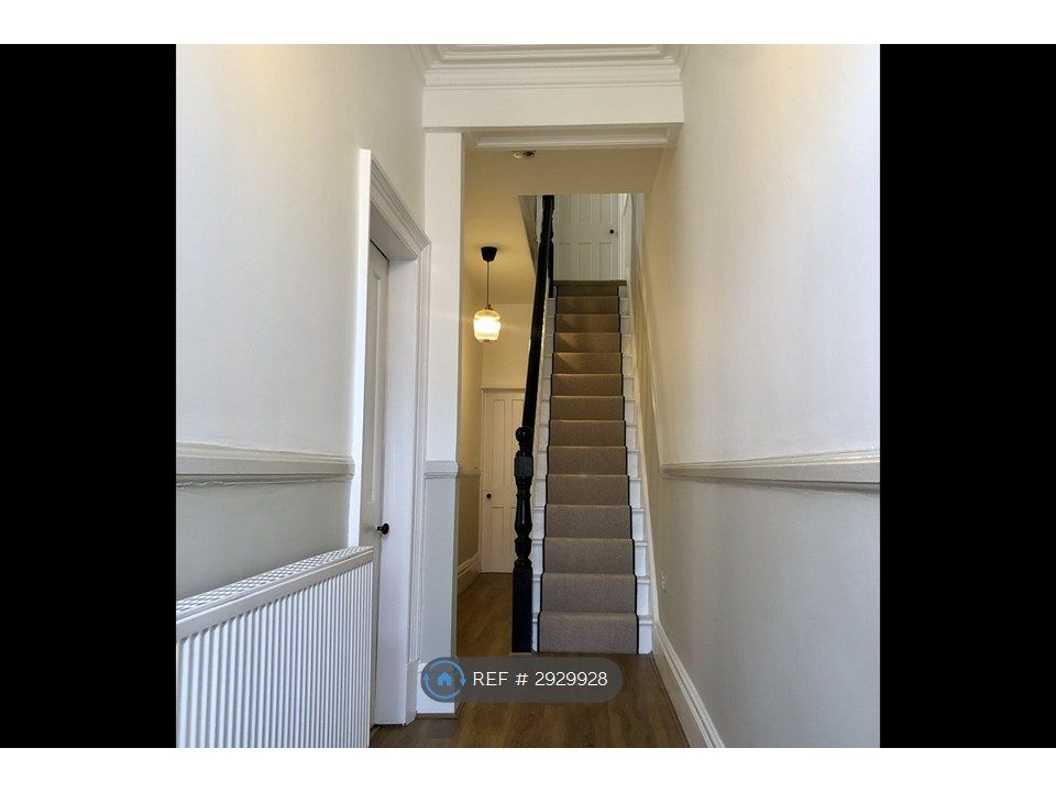 Property photo 3 of 14 Entrance Hall