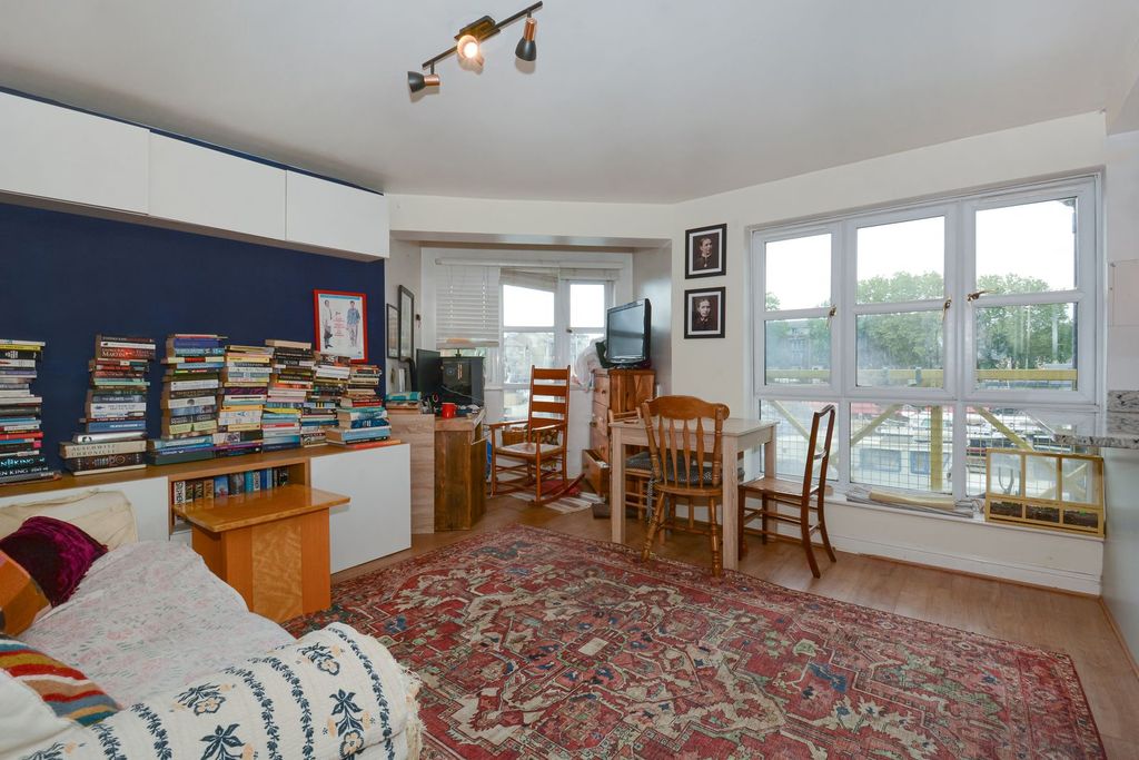 Property photo 3 of 11