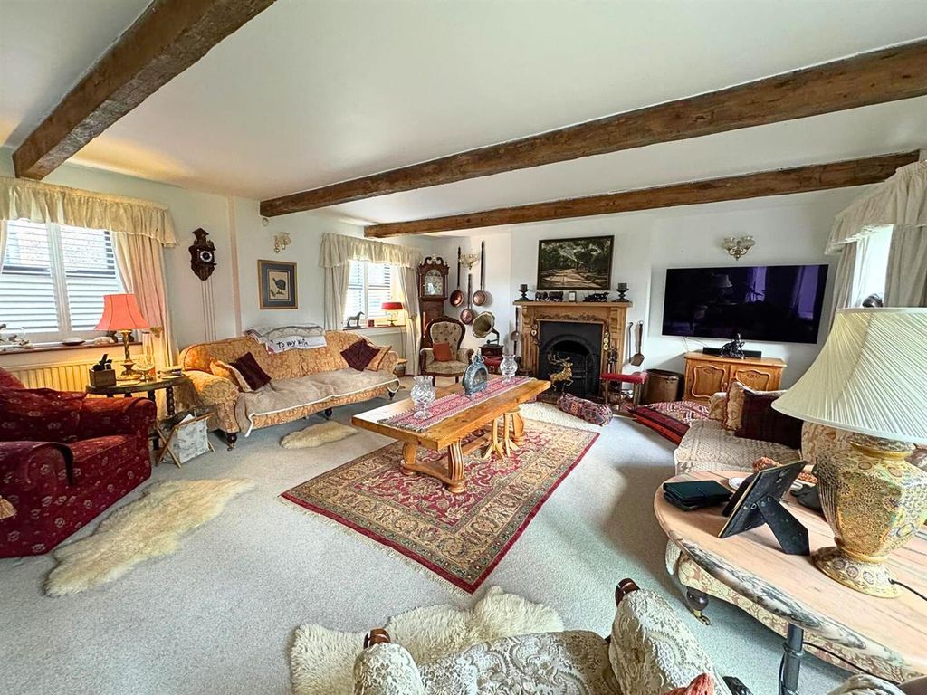 Property photo 2 of 32 Lounge