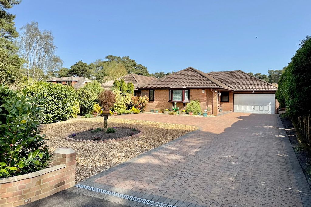 Property photo 1 of 24 4 Bedroom Detached Bungalow