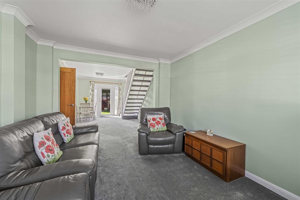 Property photo 3 of 26 132 Bedfont Close Tw14-17.Jpg