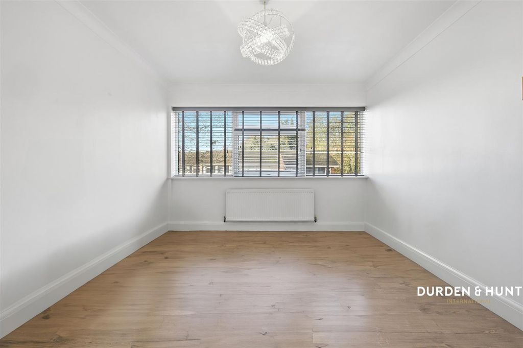 Property photo 3 of 14 Leonard Way