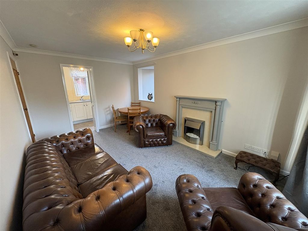 Property photo 3 of 10 Lounge