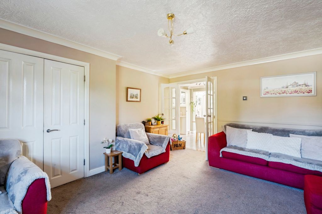 Property photo 3 of 20 Lounge