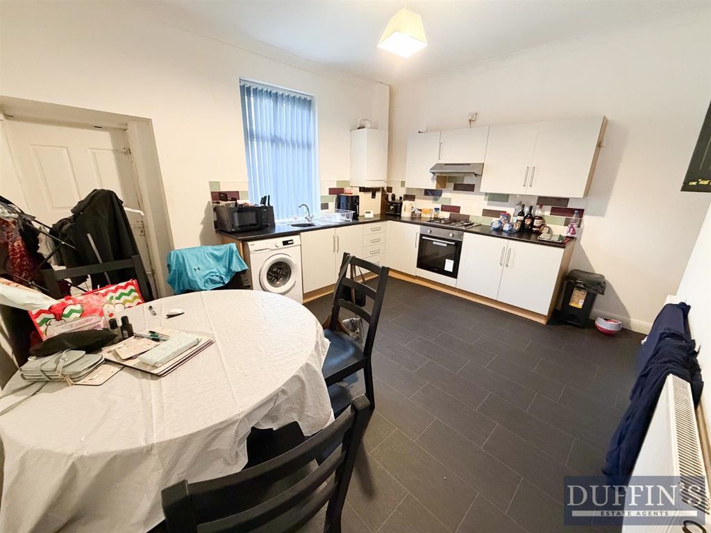 Property photo 3 of 8 Kitchen