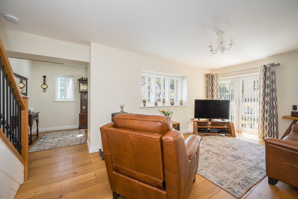 3 bed cottage for saleMill Lane, Govilon NP7 photo 5