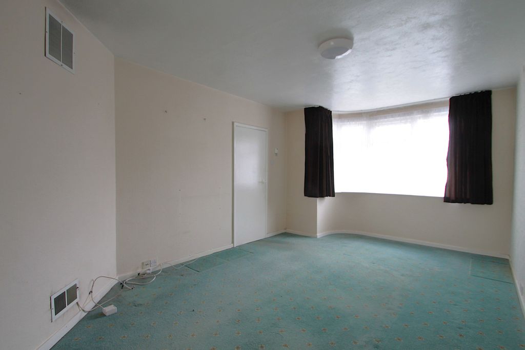 Property photo 3 of 17 Living Room