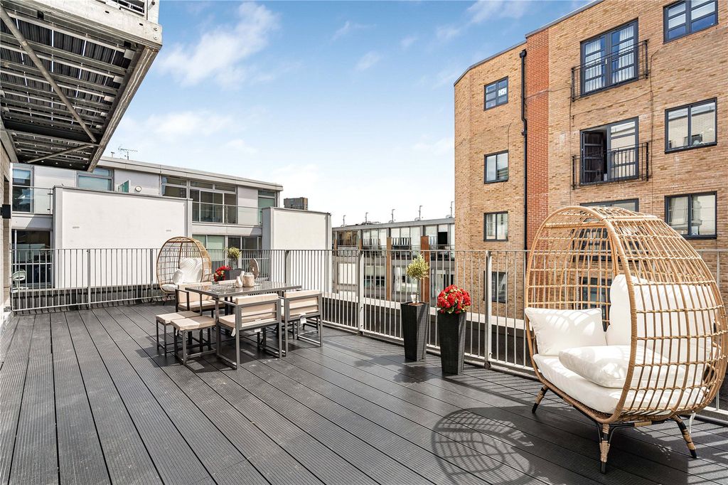 Property photo 3 of 18 Terrace