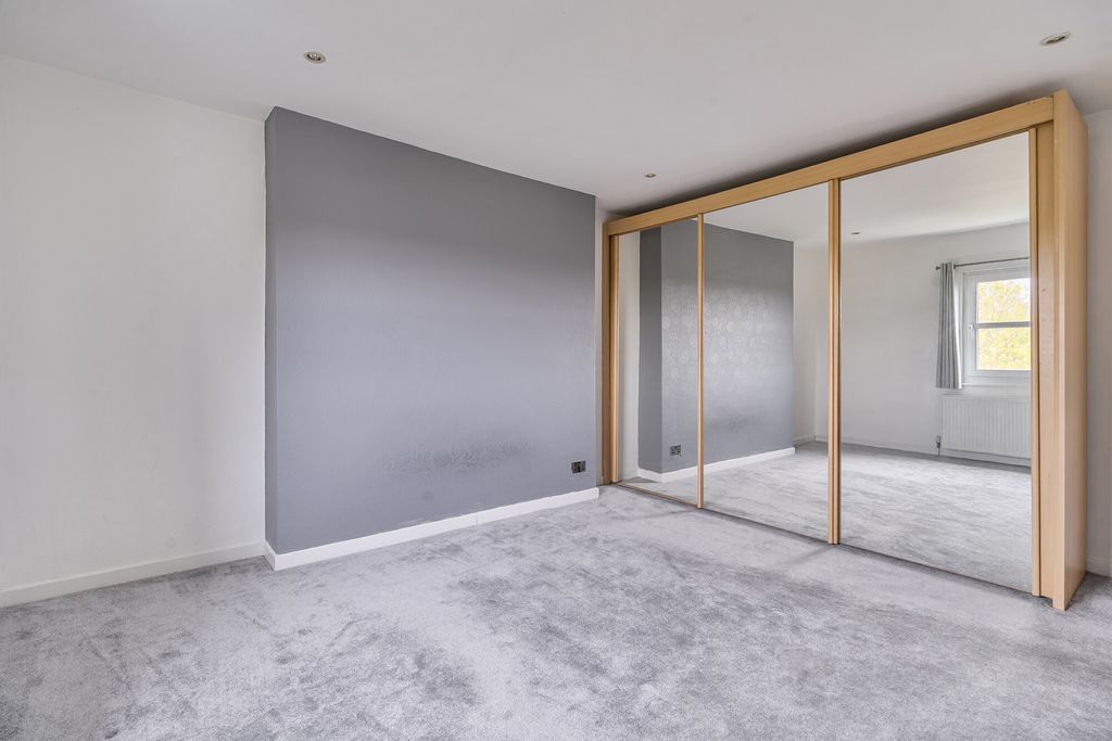 Property photo 2 of 15 Bedroom