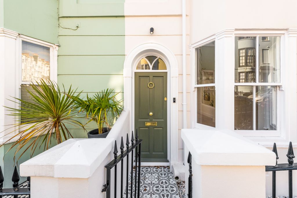 Property photo 1 of 18