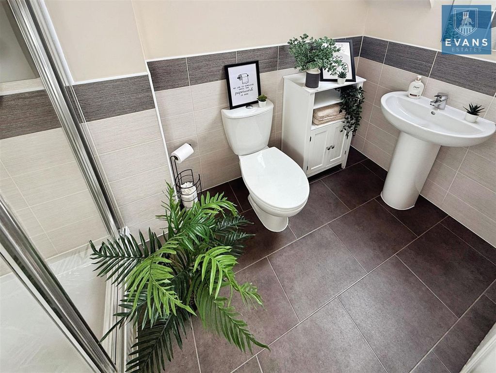 Property photo 3 of 19 Bathroom