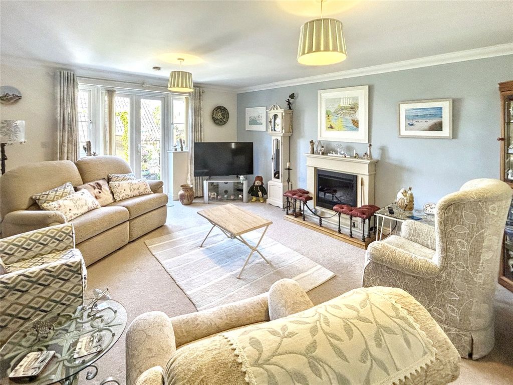 Property photo 2 of 28 Sitting Room