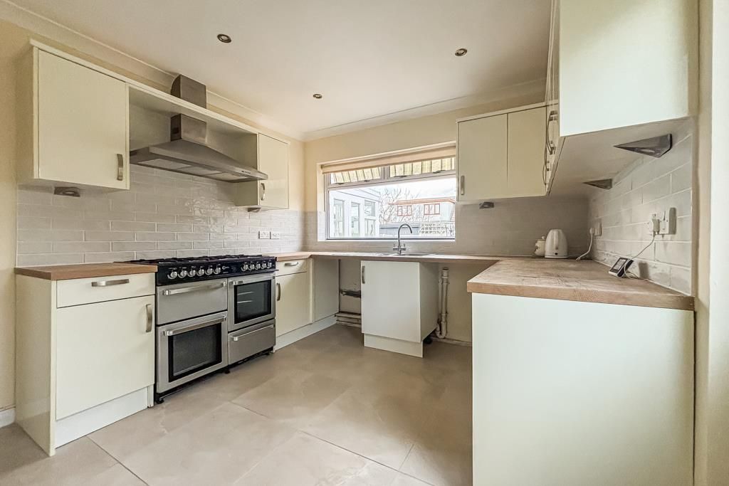 Property photo 3 of 16 Kitchen