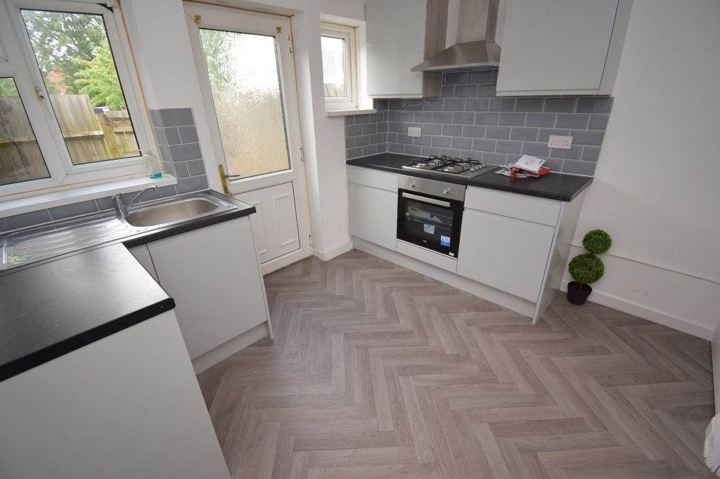 Property photo 3 of 13 Fitted Kitchen