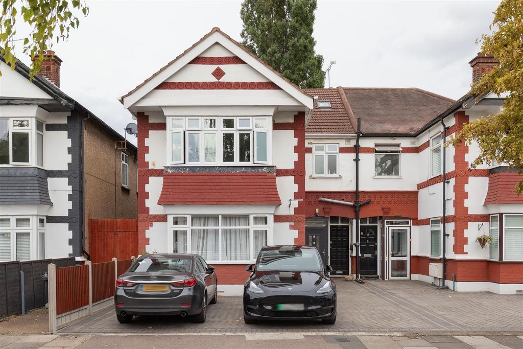 Property photo 1 of 25 Lechmere Road Ig8