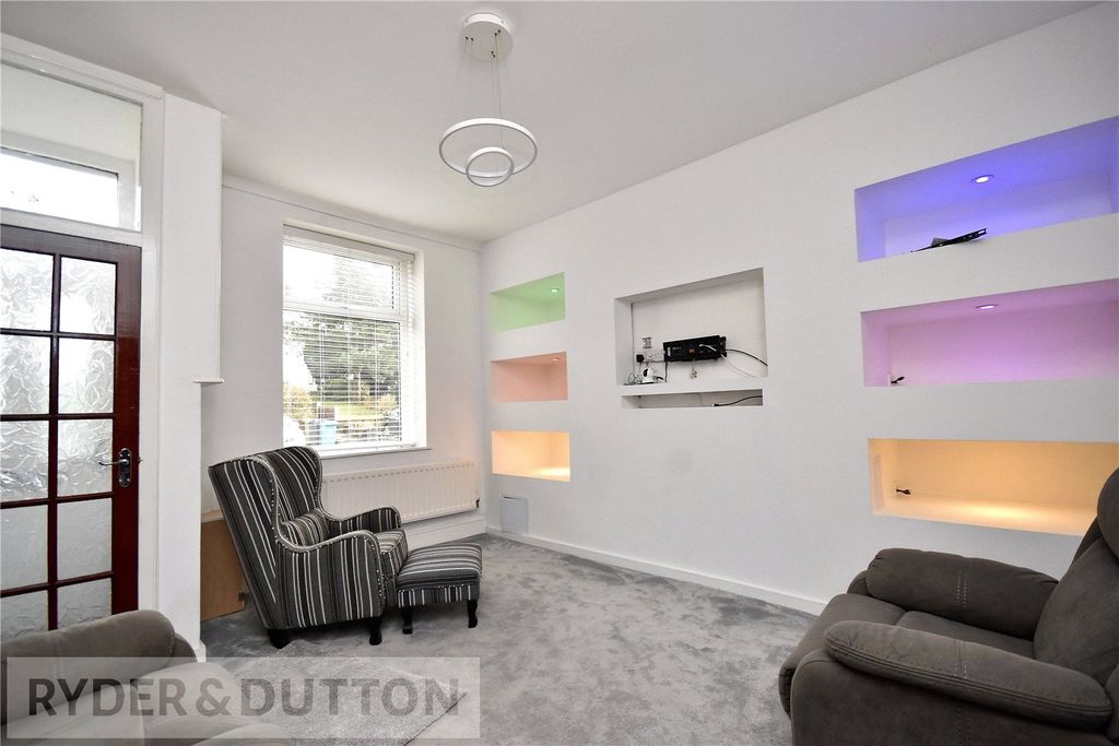 Property photo 3 of 23 Lounge