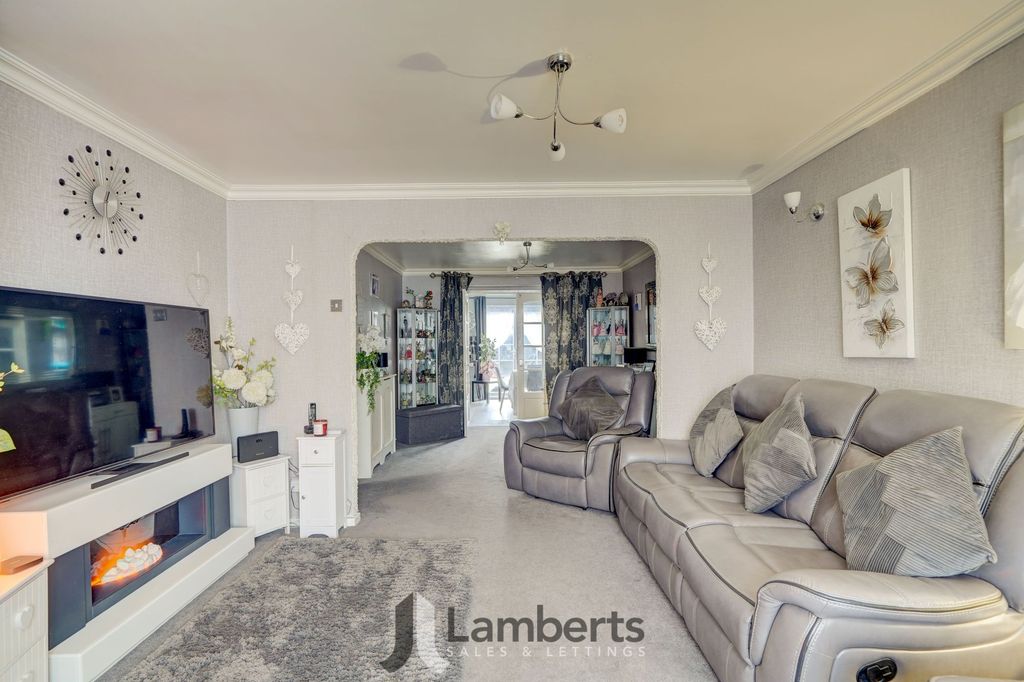 Property photo 3 of 24 Lounge