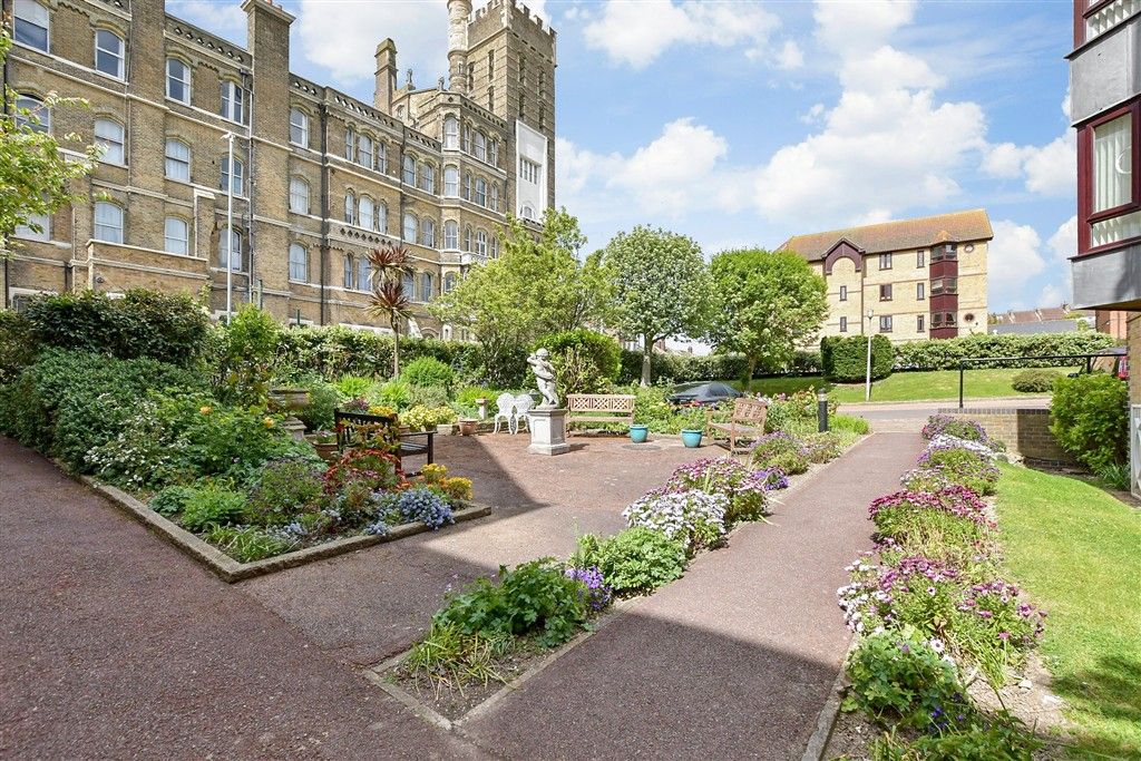 Property photo 2 of 9 Communal Gardens
