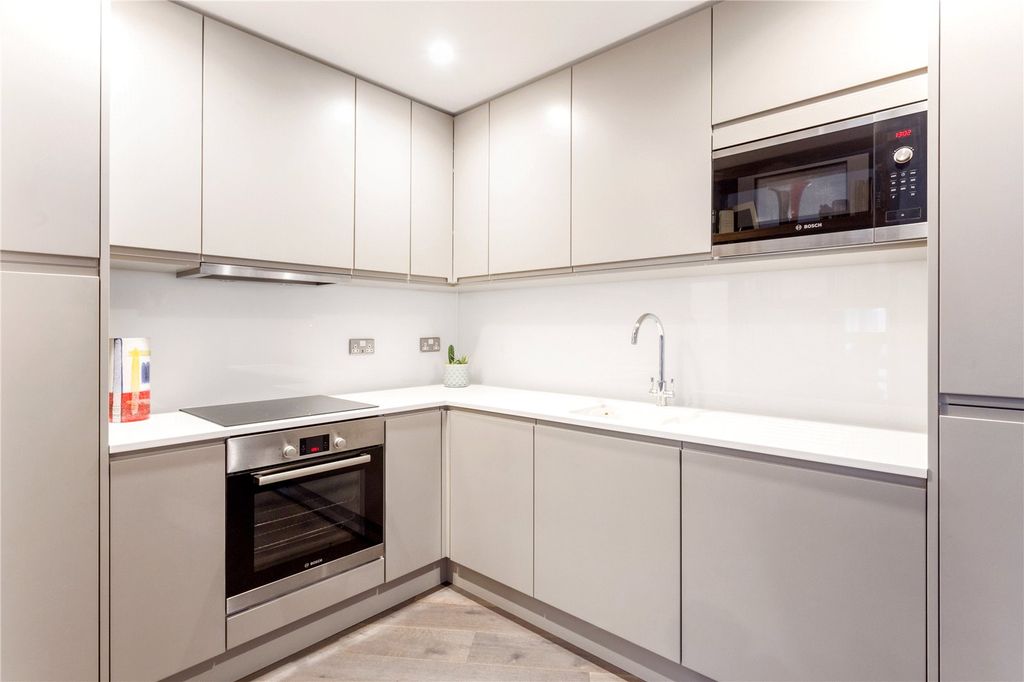 Property photo 3 of 10 Kitchen