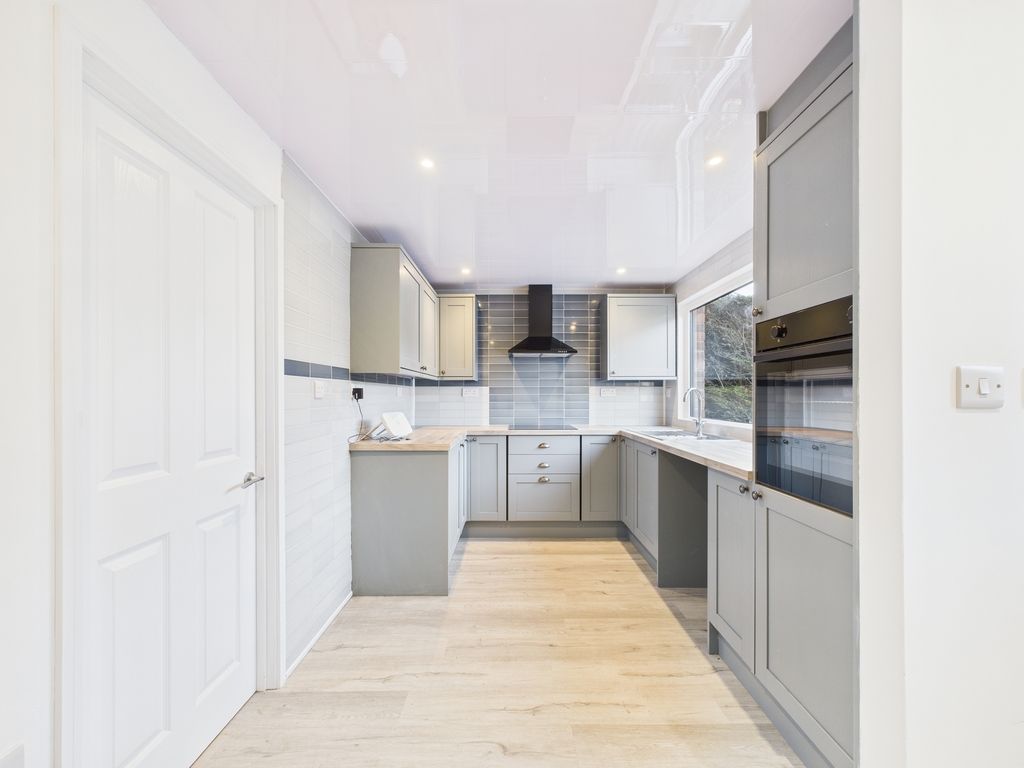 Property photo 3 of 19 Kitchen