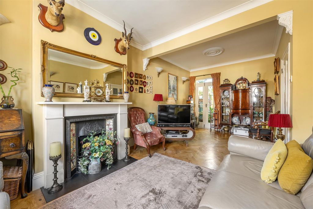 Property photo 2 of 39 Carnarvon Road, E18