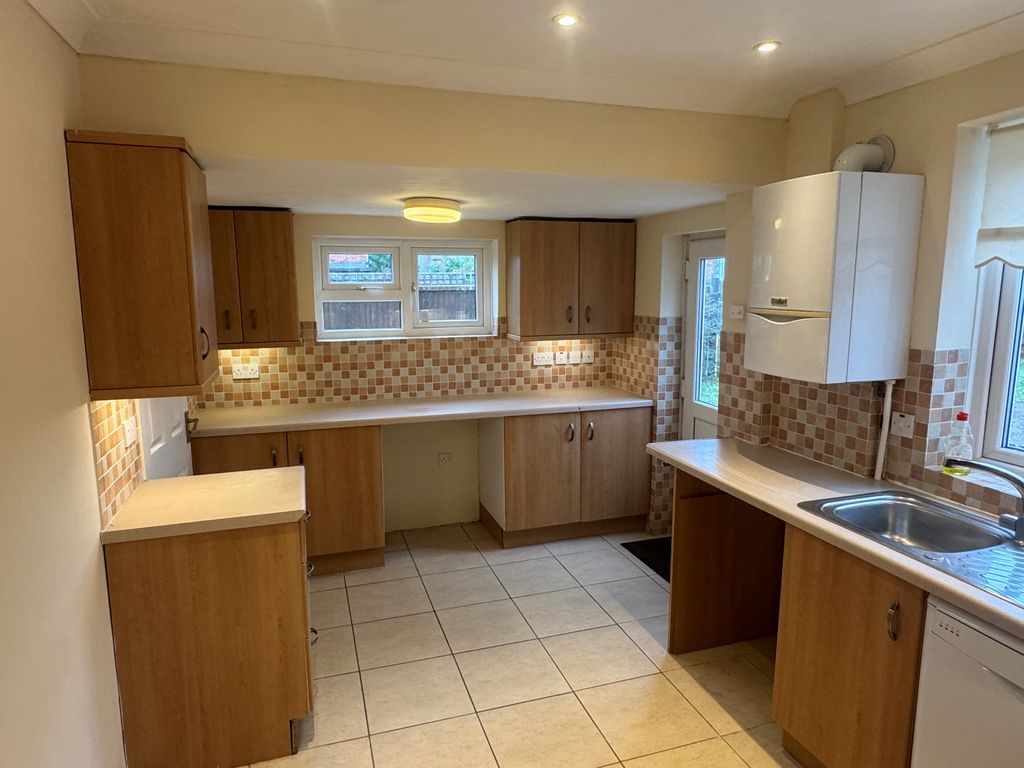 Property photo 3 of 11 Kitchen