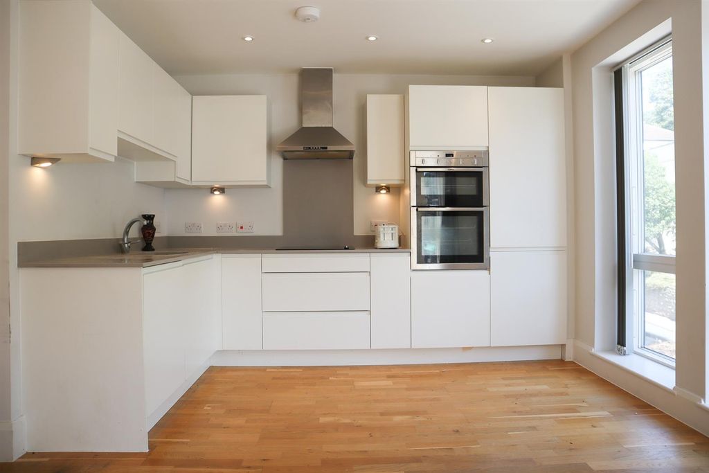 Property photo 2 of 9 Kitchen