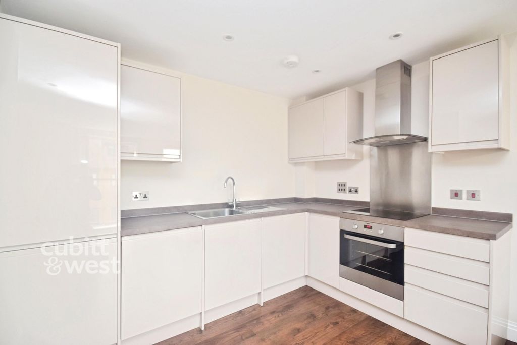 Property photo 3 of 11 Kitchen