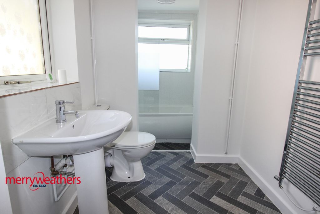 Property photo 3 of 9 Bathroom