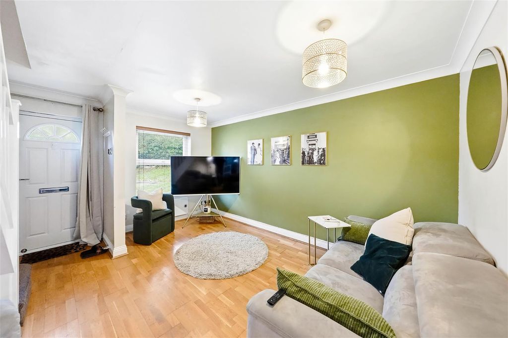 Property photo 3 of 18 Lounge